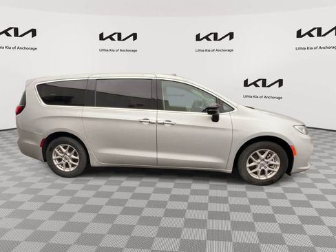 Used 2024 Chrysler Pacifica Touring-L FWD image 9