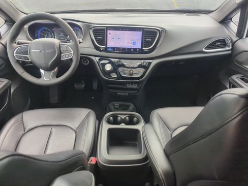 Used 2025 Chrysler Pacifica Select FWD image 24