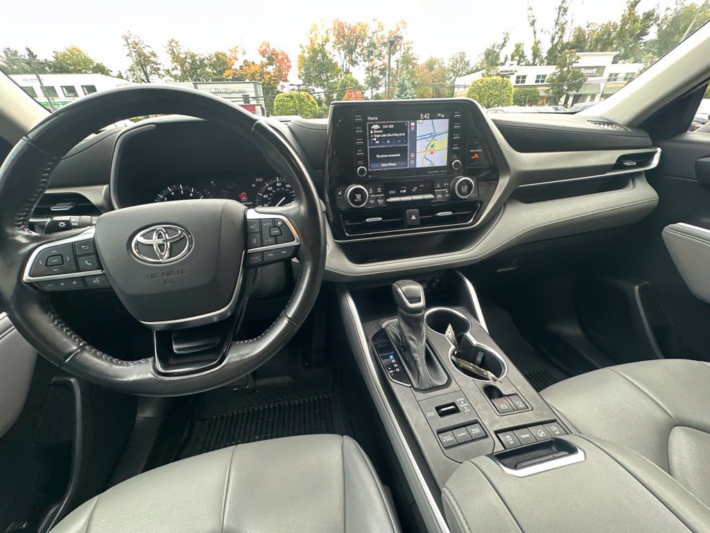 Used 2021 Toyota Highlander XLE AWD/4WD image 24