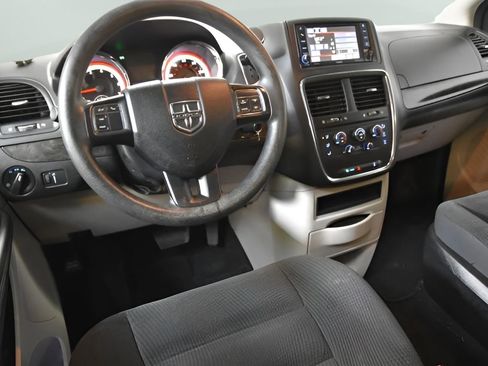 Used 2018 Dodge Grand Caravan SE w/ UConnect Hands-Free Group FWD image 32