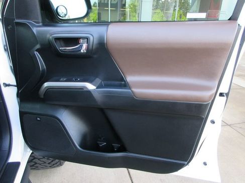 Used 2017 Toyota Tacoma Limited w/ Tow Package AWD/4WD image 28