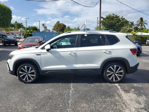 Certified 2024 Volkswagen Taos SE image 2