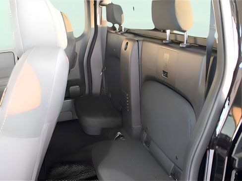 Used 2024 Nissan Frontier SV w/ SV Convenience Package image 14