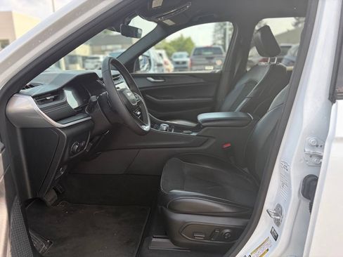 Used 2025 Jeep Grand Cherokee Altitude AWD/4WD image 21