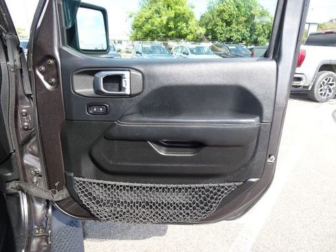 Used 2018 Jeep Wrangler Unlimited Sahara image 16