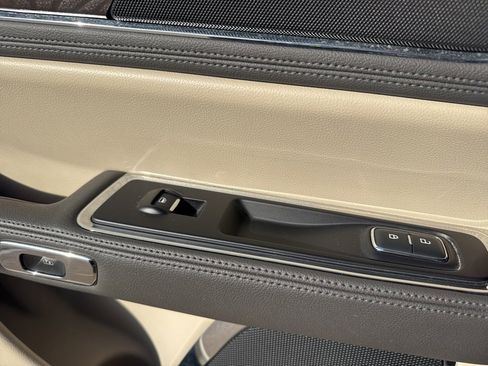 Used 2019 Lincoln Continental Select image 33