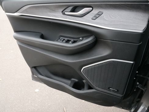 Used 2023 Jeep Grand Cherokee L Limited w/ Black Appearance Package image 28