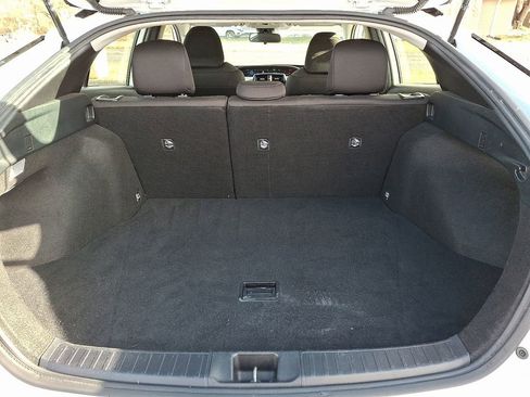 Used 2022 Toyota Prius LE image 28