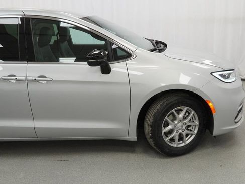 New 2026 Chrysler Pacifica Select image 10