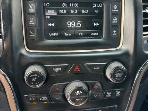 Used 2017 Jeep Grand Cherokee Laredo image 11