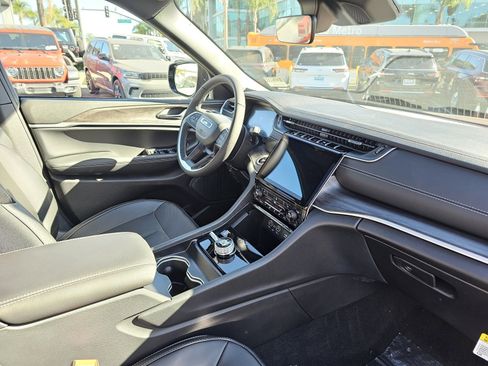 New 2025 Jeep Grand Cherokee Limited image 28