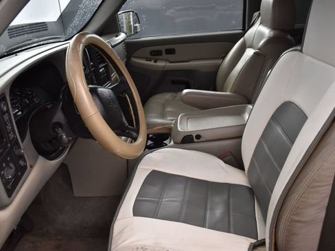 Used 2000 Chevrolet Suburban LT w/ LT Preferred Equipment Group AWD/4WD image 9