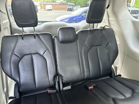 Used 2023 Chrysler Pacifica Touring-L FWD image 31