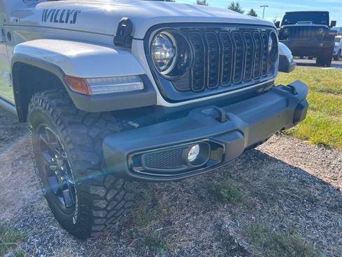 Used 2024 Jeep Gladiator Sport AWD/4WD image 22