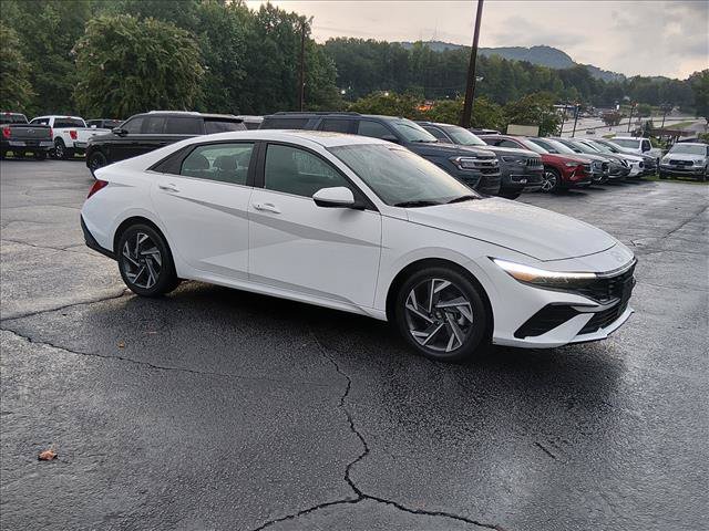 Used 2025 Hyundai Elantra SEL FWD image 2