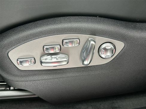Used 2026 Porsche Macan Turbo AWD/4WD image 32