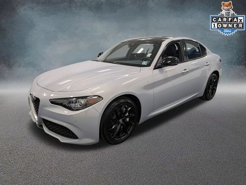 Used 2023 Alfa Romeo Giulia Ti AWD/4WD image 2