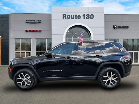 Used 2023 Jeep Grand Cherokee Limited AWD/4WD image 5