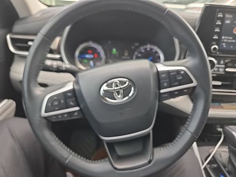 Used 2022 Toyota Highlander XLE FWD image 13