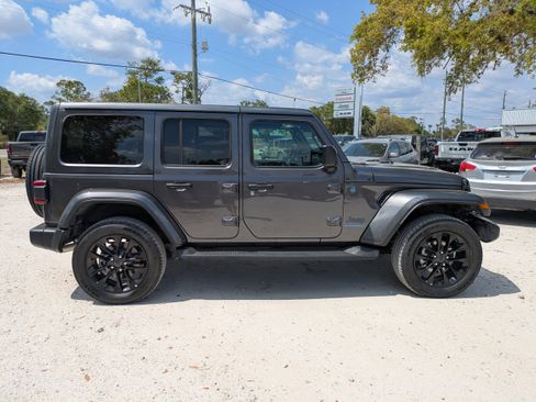 Used 2025 Jeep Wrangler Sahara image 3