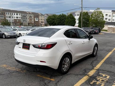 Used 2019 Toyota Yaris L FWD image 12