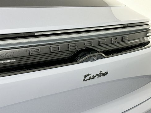 Certified 2025 Porsche Macan Turbo Electric AWD/4WD image 17