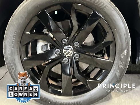 Certified 2022 Volkswagen Taos SE w/ Panoramic Sunroof Package image 9