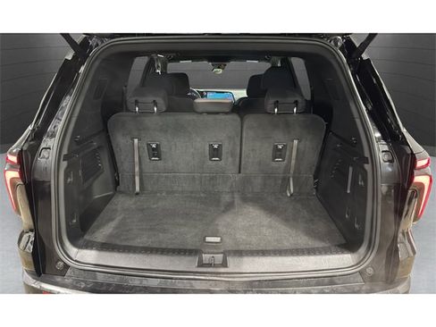 Used 2025 Chevrolet Traverse LT image 42