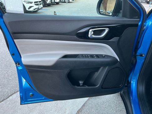 Used 2025 Jeep Compass Limited image 20