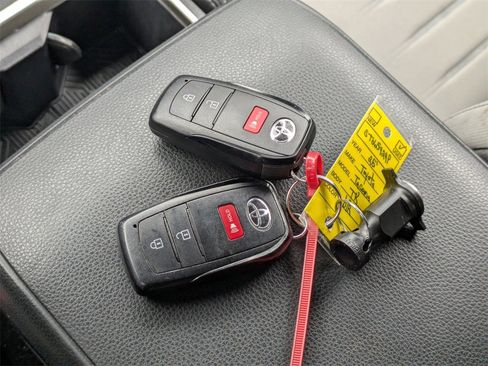 Used 2025 Toyota Tacoma TRD Off-Road image 33