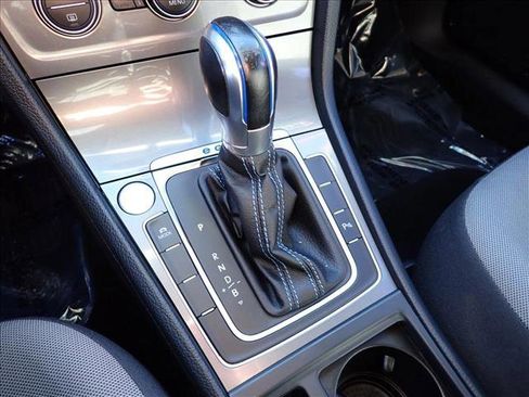 Used 2015 Volkswagen e-Golf Limited Edition image 16