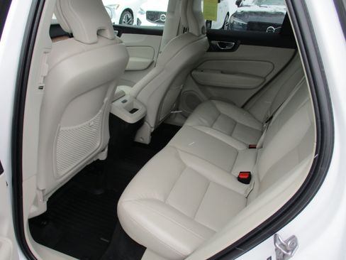 Certified 2022 Volvo XC60 B5 Momentum w/ Climate Package image 13