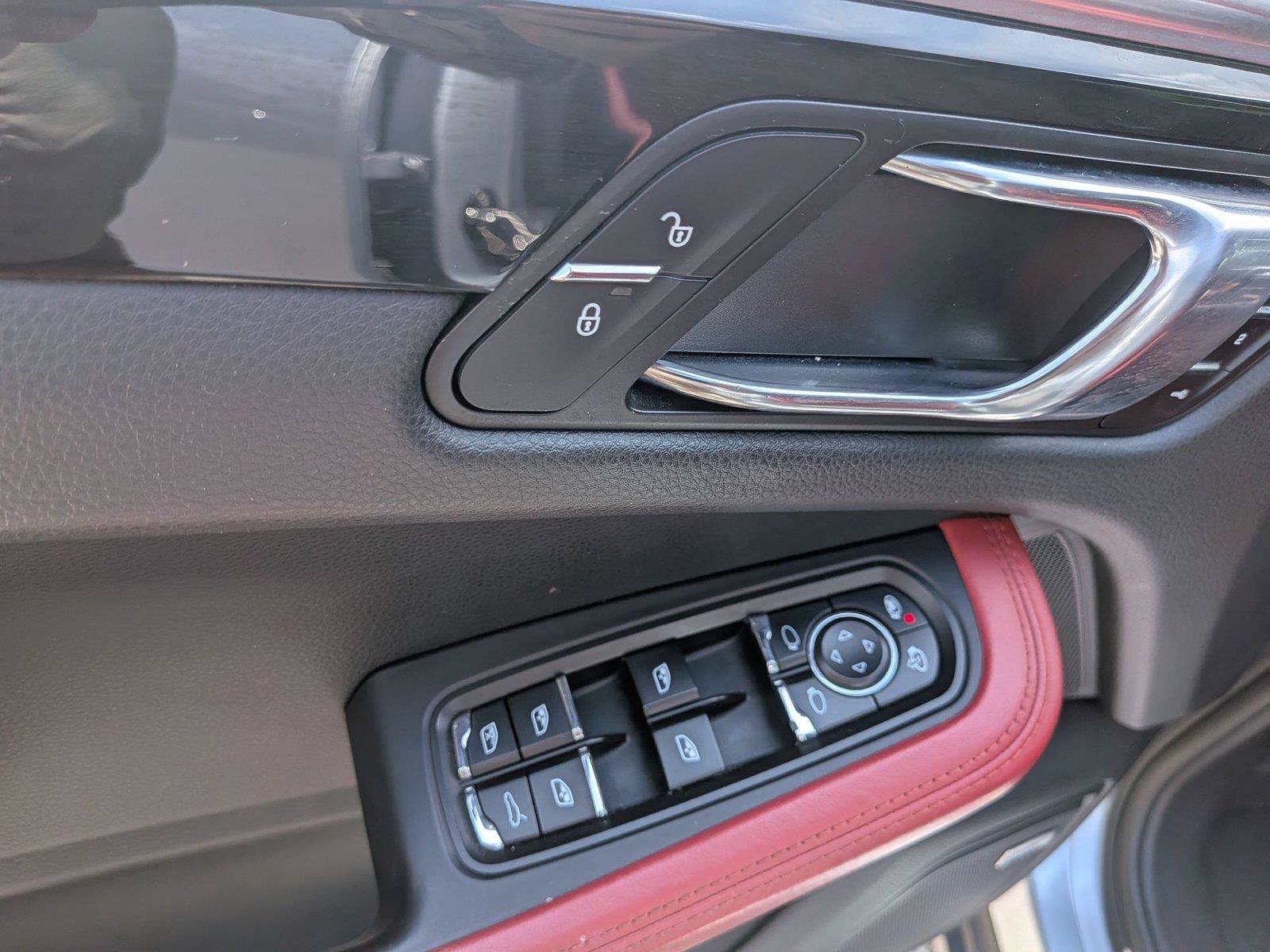 Used 2018 Porsche Macan S AWD/4WD image 16