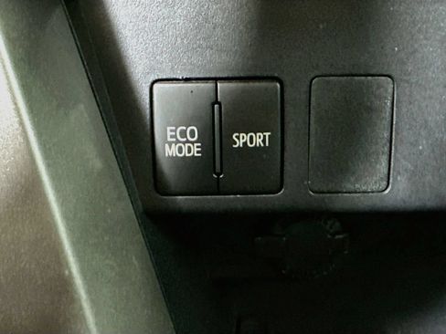 Used 2017 Toyota RAV4 LE FWD image 37