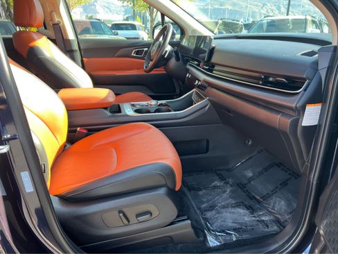 Used 2025 Kia Carnival EX FWD image 19