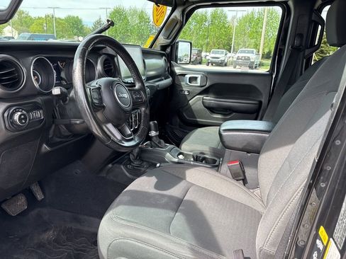 Used 2021 Jeep Gladiator Willys image 7