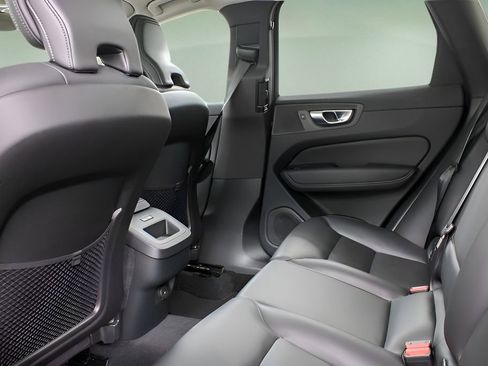 Certified 2025 Volvo XC60 B5 Core image 34