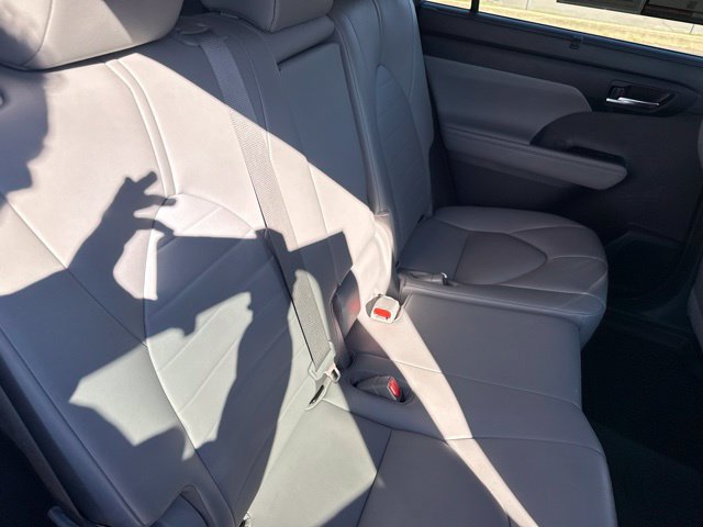 Used 2020 Toyota Highlander XLE AWD/4WD image 18