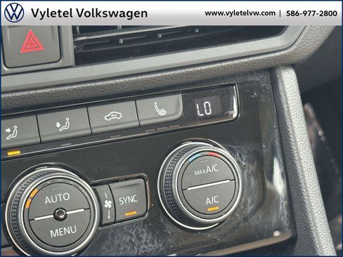Used 2020 Volkswagen Jetta SE w/ SE Cold Weather Package image 27