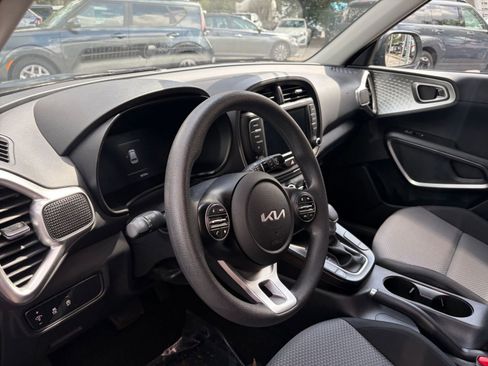 Used 2025 Kia Soul LX w/ LX Technology Package FWD image 32