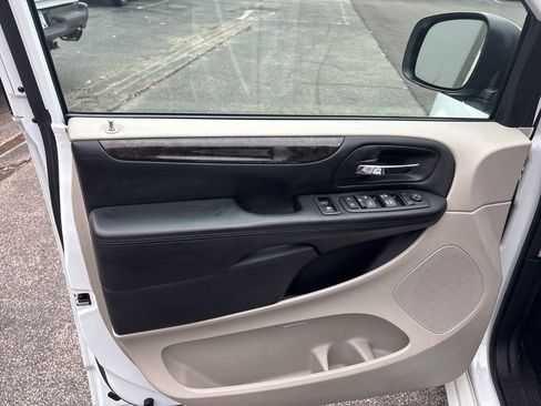 Used 2016 Dodge Grand Caravan SXT image 46