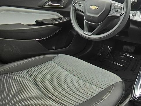 Used 2025 Chevrolet Trax LT FWD image 25