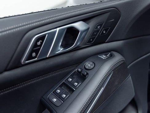 Used 2022 BMW X5 xDrive40i w/ M Sport Package image 12