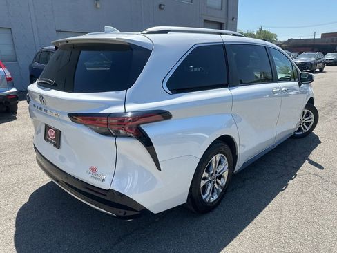 Used 2023 Toyota Sienna Platinum AWD/4WD image 7