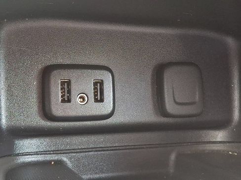 Used 2018 Chevrolet Equinox Premier FWD image 28