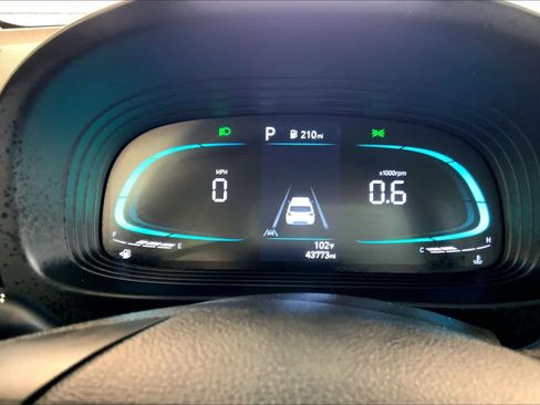 Certified 2025 Hyundai Venue SEL FWD image 25