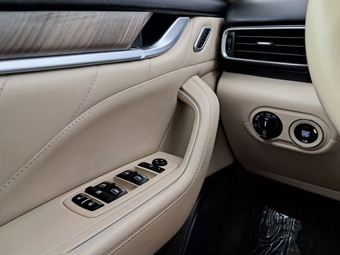 Used 2019 Maserati Levante S image 11