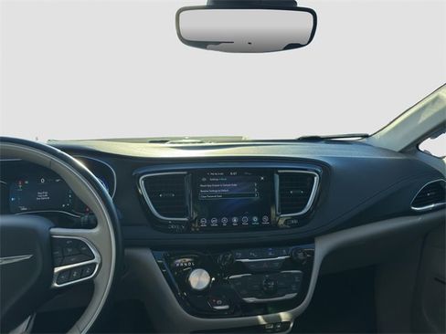 Used 2020 Chrysler Pacifica Limited w/ Advanced Safetytec Group image 15