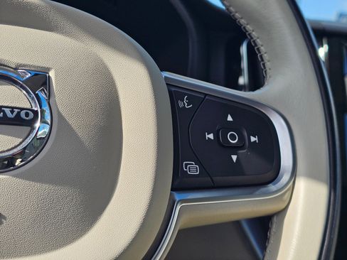 Used 2020 Volvo XC60 T6 Momentum image 31
