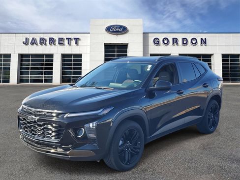 Used 2025 Chevrolet Trax ACTIV w/ Sunroof Package image 2